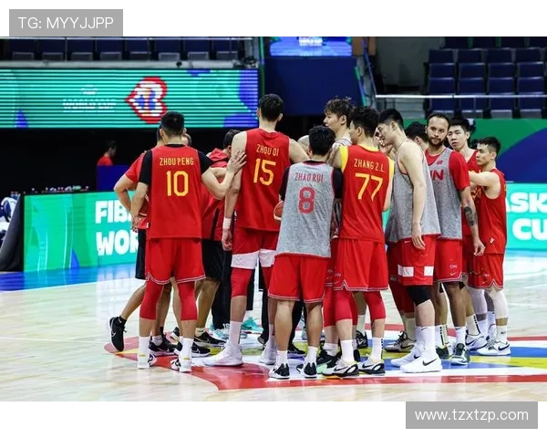 中国男篮备战世界杯：新阵容挑战强敌，年轻球员成焦点